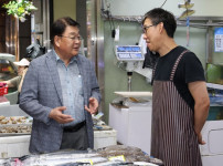 수산물 구입하면 온누리상품권…소진공 이사장 전통시장 점검 나서